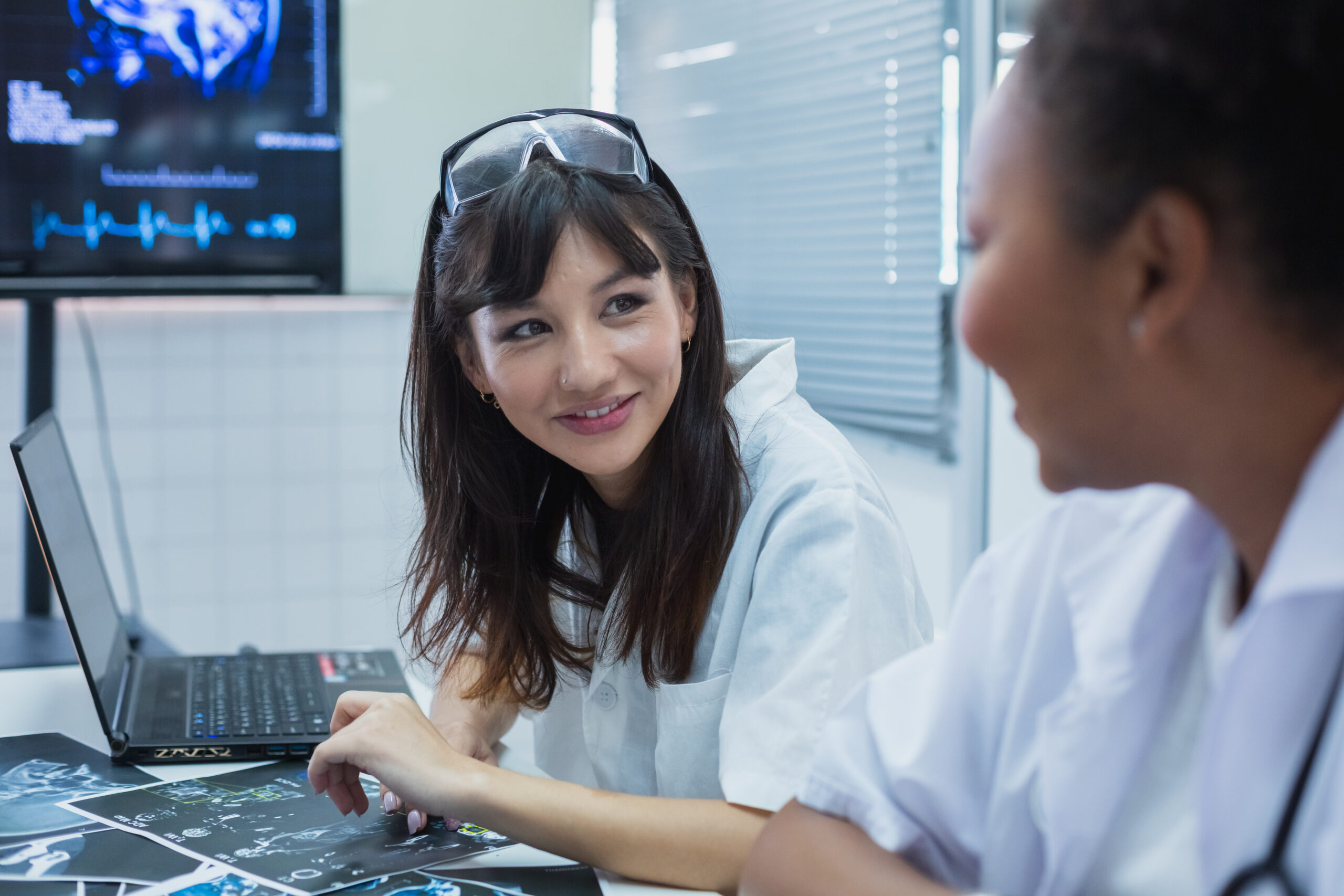 Peran perusahaan dalam mendukung perempuan yang berkarier di bidang STEM